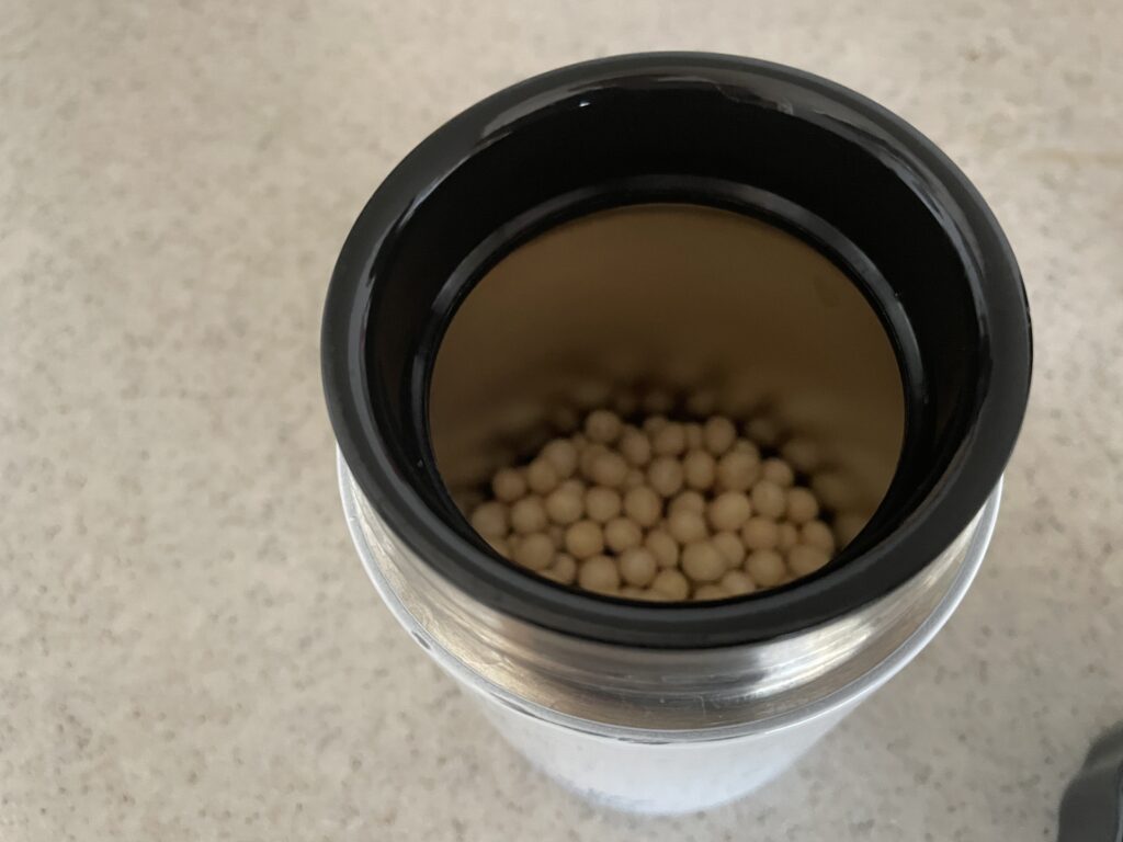 スープジャーに豆を入れる