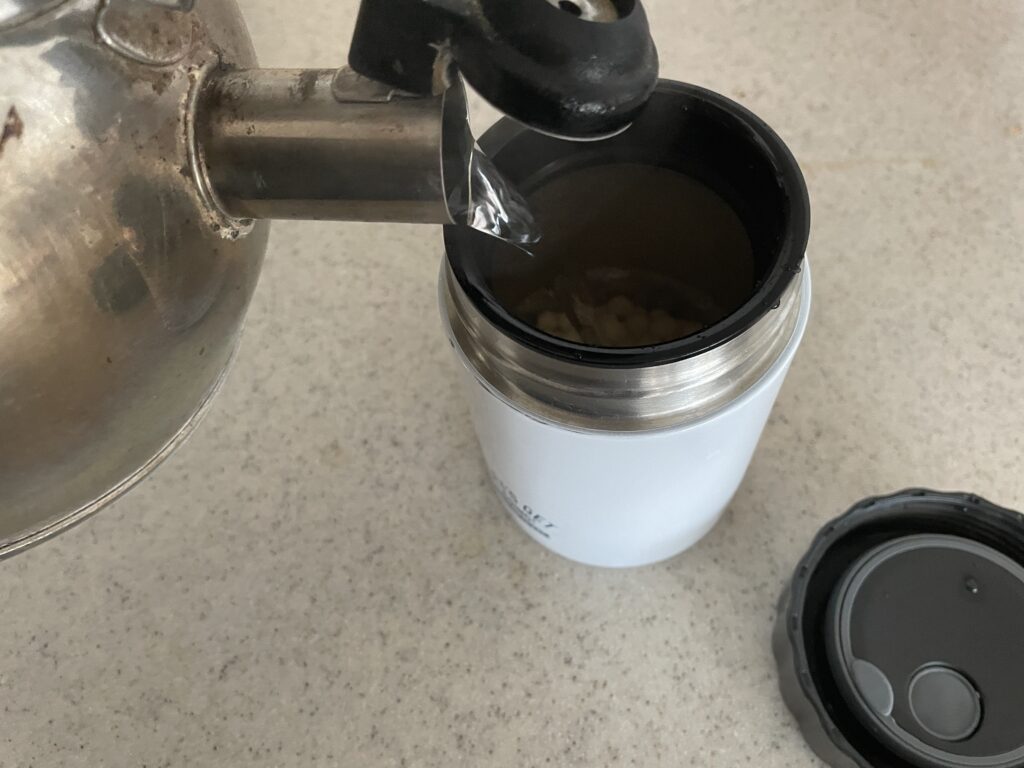 スープジャーにお湯を注ぐ
